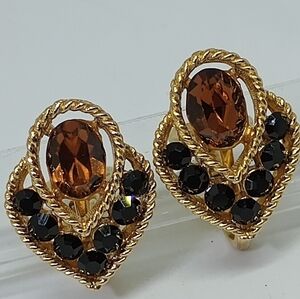 * vintage Crown Trifari topaz & black stones clip on earrings